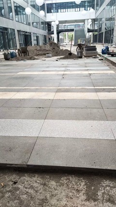 路沿石、路邊石與路牙石安裝隊(duì) 市政道路工程的精細(xì)工匠